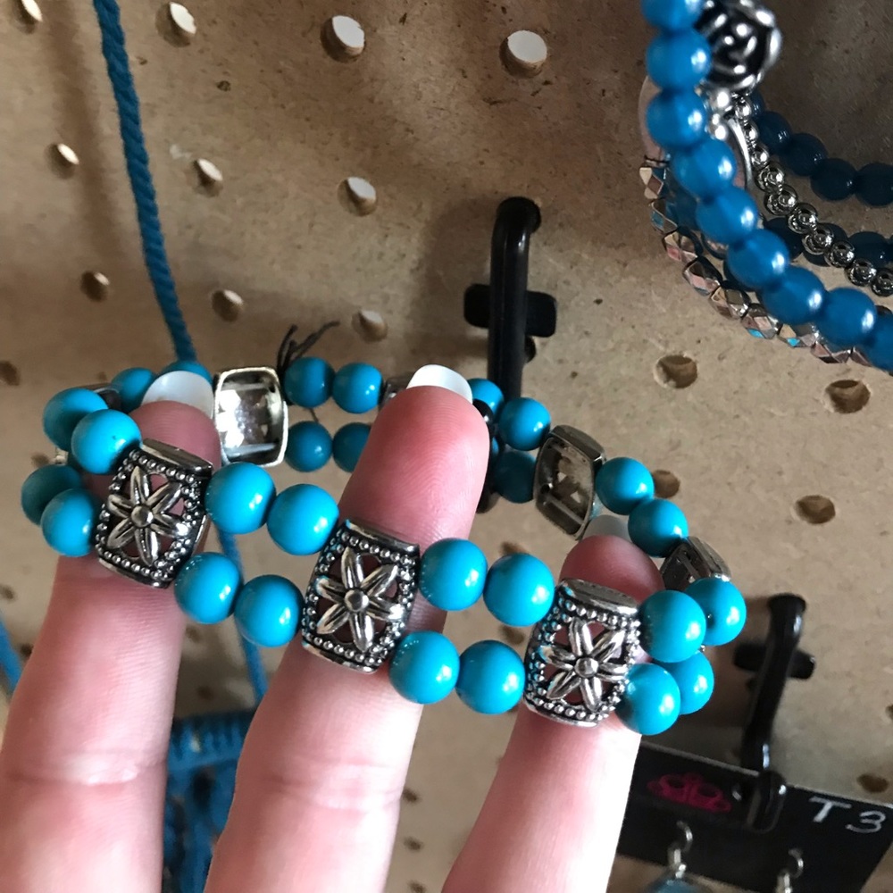 Lighter teal/aqua stretch bracelet w/silver.